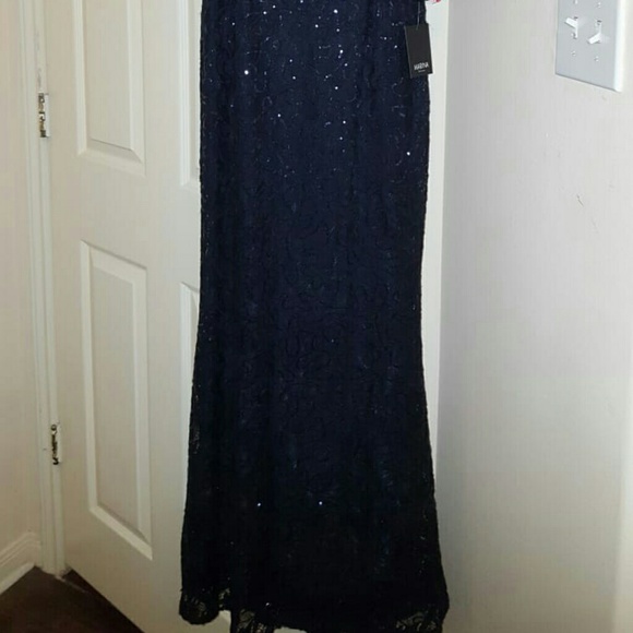 Beautiful Lace Gown - Picture 4 of 6